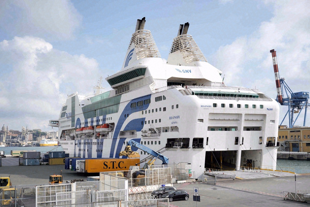 GNV-Fähre Rhapsody im Hafen von Genua